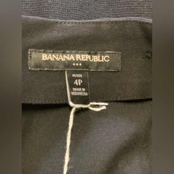 Banana Republic Classic Black Women's Pencil Skirt. Size-4P - Picture 4 of 4